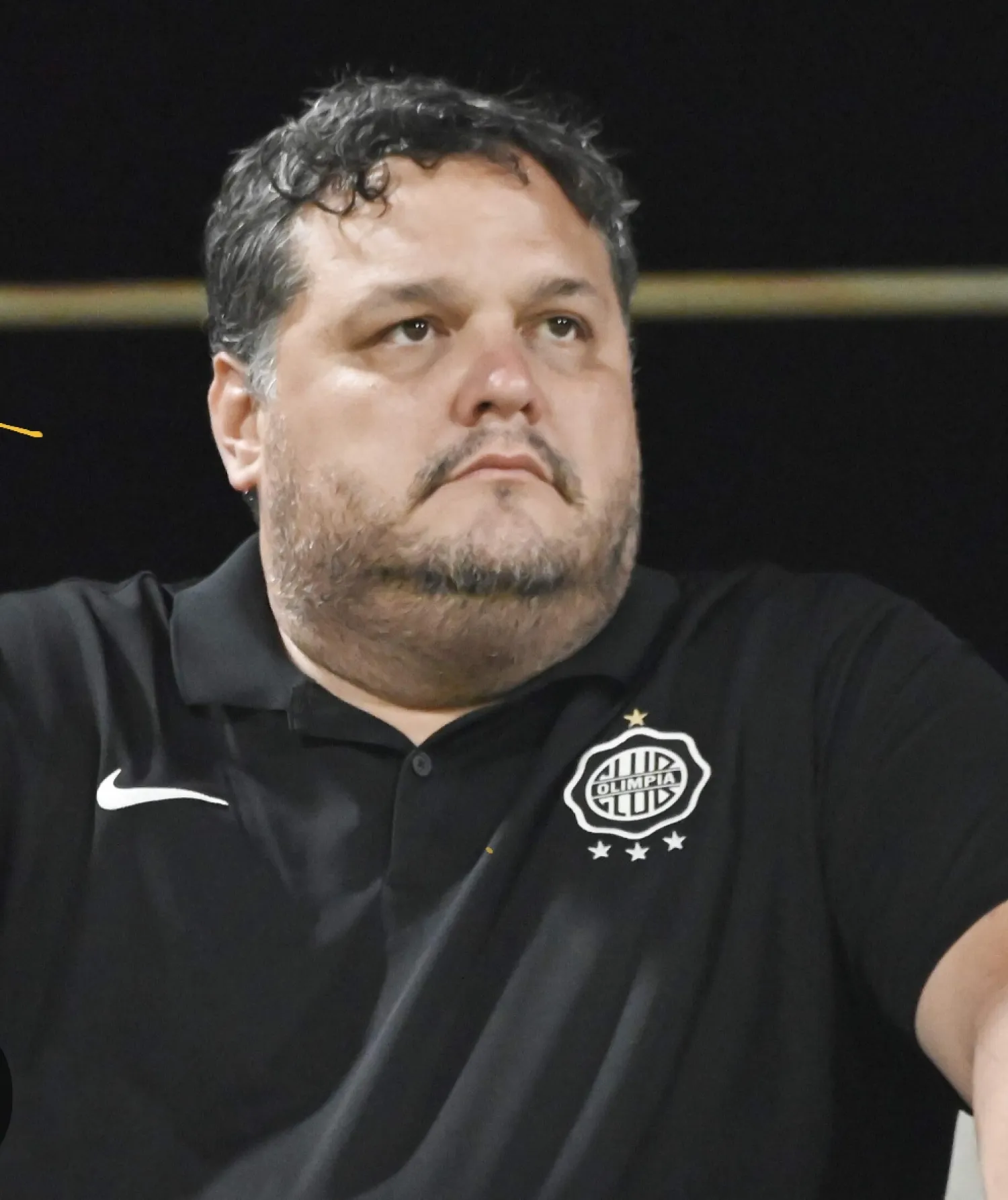 Presidente de Olimpia molesto con el arbitro. 