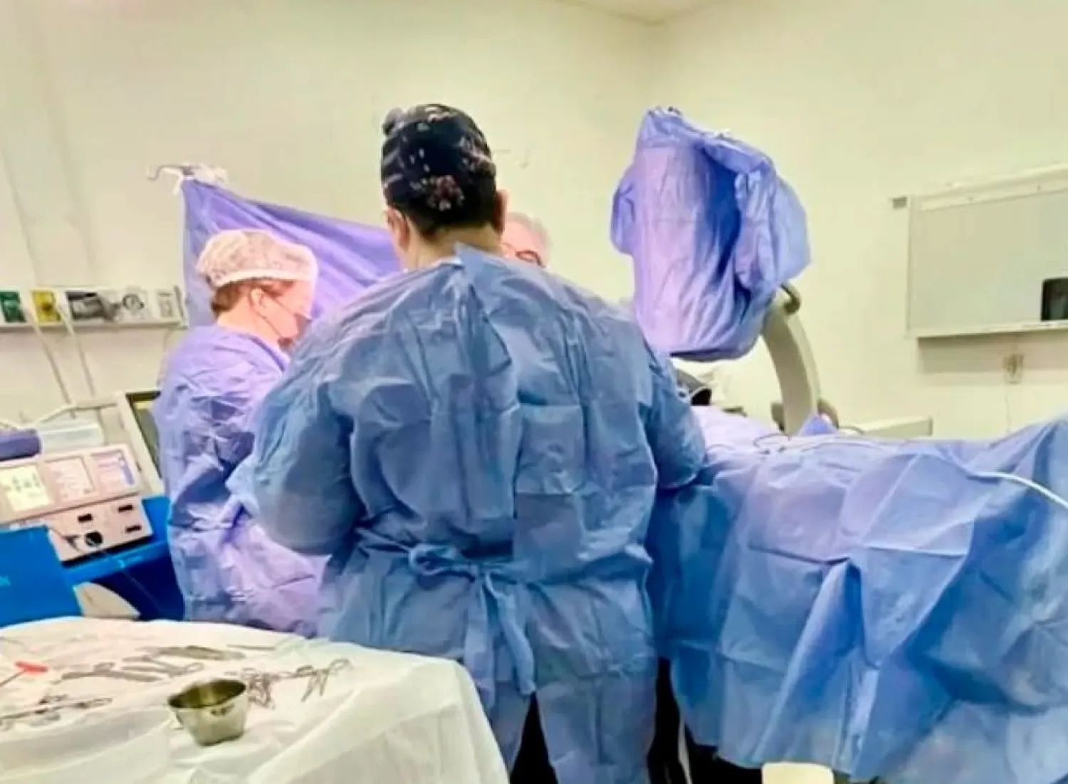 Paciente de tercera edad recibe primer implante de marcapasos. 